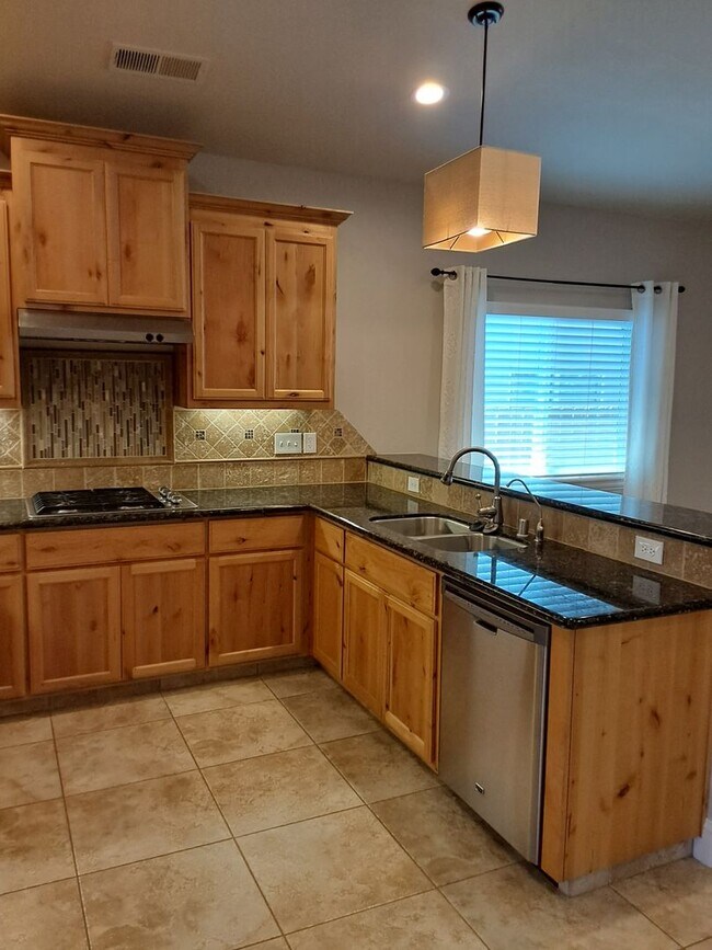Foto del edificio - 4 bed / 2 bath with outdoor entertaining area