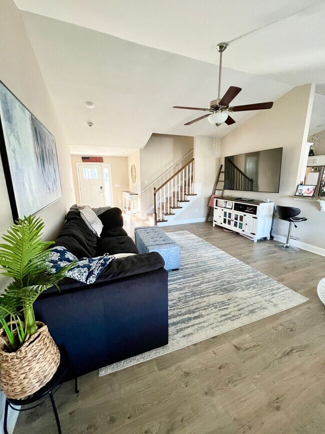 Foto del edificio - FENCED Backyard! Beautiful 4 Bedroom, 3 Ba...