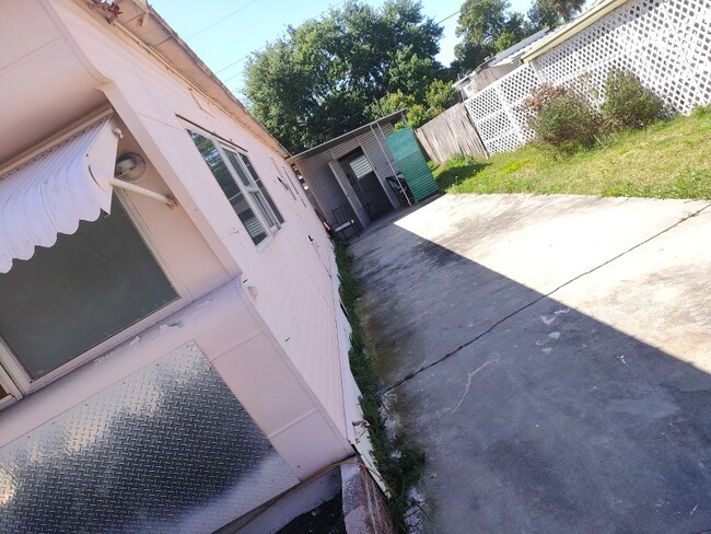 Foto del edificio - 2051 Pleasure Dr