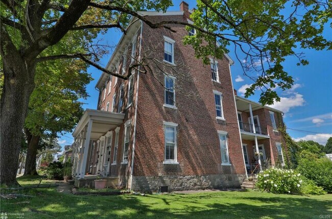 Building Photo - 203 Main St