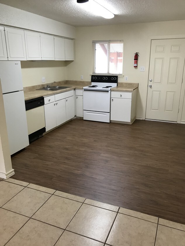 Kitchen with Appliances - 3710 Pine St