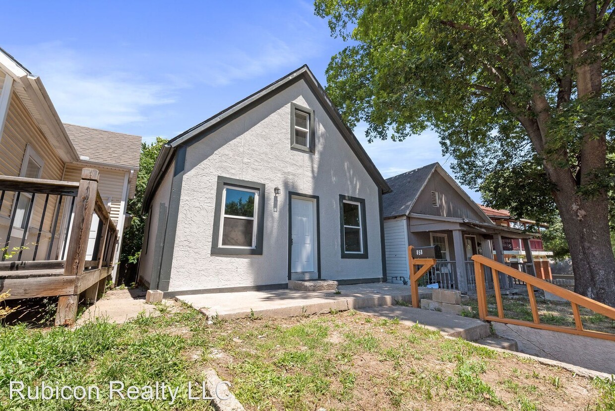 Primary Photo - 3 br, 2 bath House - 858 Riverview Ave
