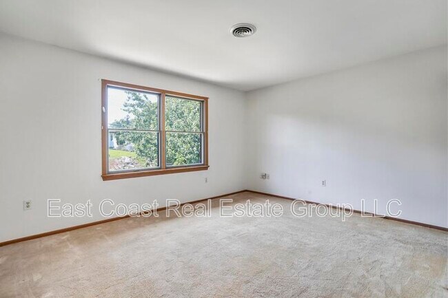 Foto del edificio - 230 Wakefield Rd