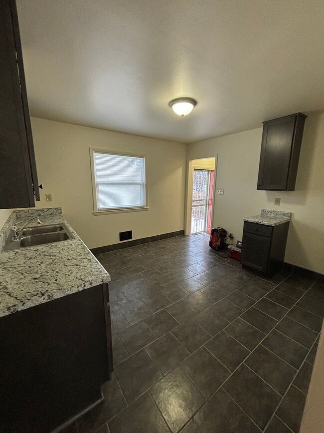 Building Photo - Single Family 3 Bedroom Home
