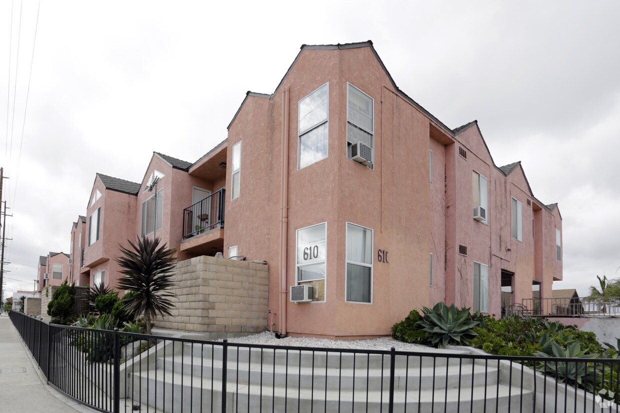 Primary Photo - Silverwood Apartments