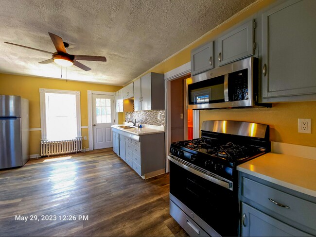 Kitchen with stainless steel applianes - 662 Boston St