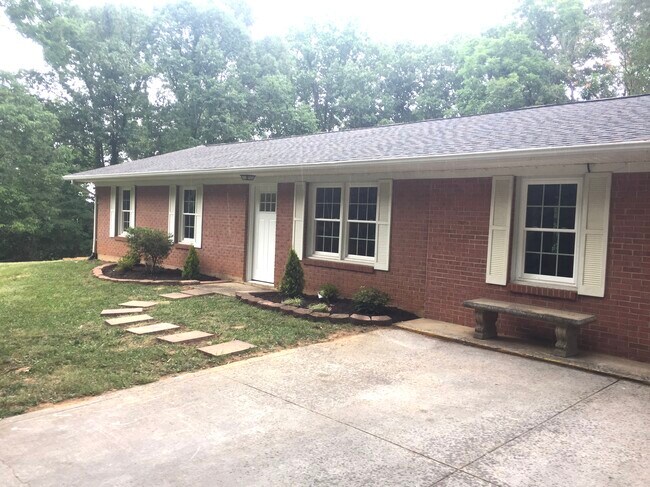 Foto del edificio - 18 Oakwood Dr