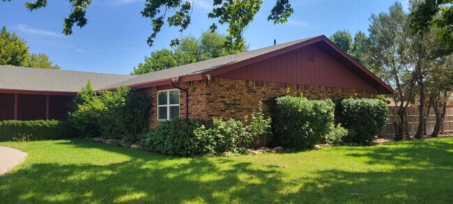 Foto del edificio - LARGE HOME IN NORTHEAST CLOVIS