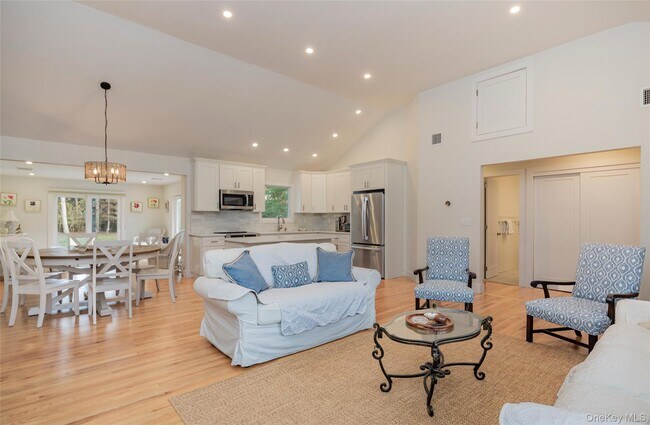 Building Photo - 64 Aspatuck Rd