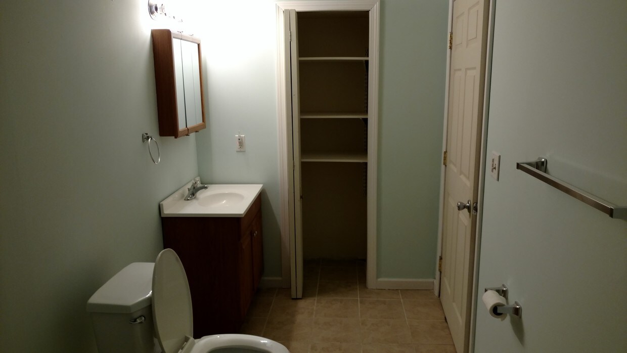 Primary Photo - 33 E Gate Rd