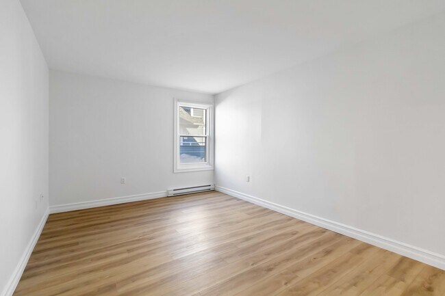 Photo du bâtiment - TWO BEDROOM APARTMENT AVAILABLE IN THE HEART OF DARTMOUTH