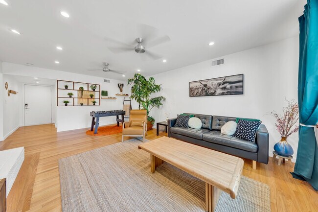 Foto del edificio - 6836 S Land Park Dr