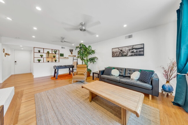 Building Photo - 6836 S Land Park Dr
