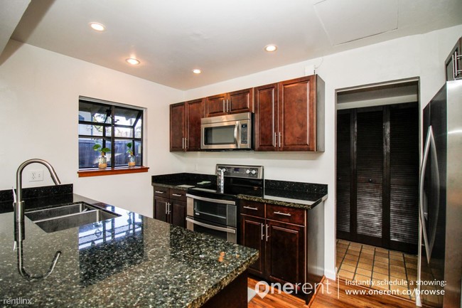 Building Photo - 2662 Meadow Glen Dr