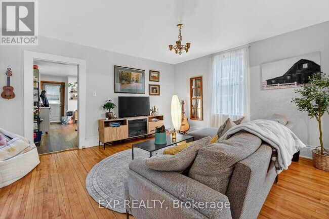 Building Photo - 534 Rochester St