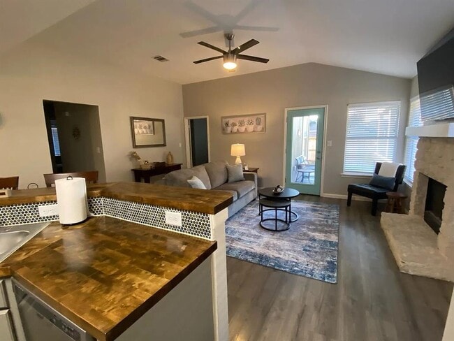 Building Photo - 2022 Balsam Way