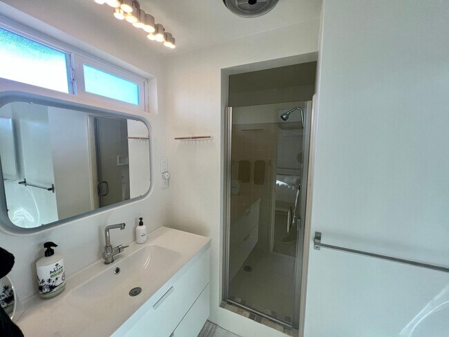 Foto del edificio - 3 Bedroom 2 Bathroom - Fully Furnished - Mid Century Modern