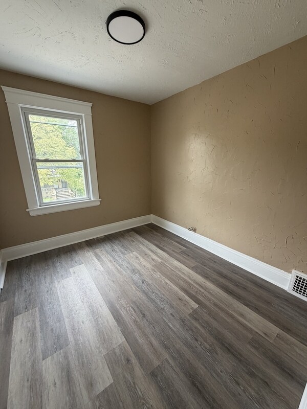 Foto del edificio - 3331 E 145th St