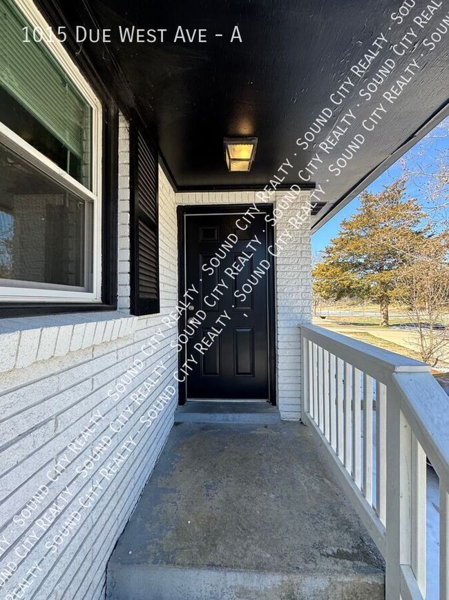 Building Photo - AVAILABLE NOW! 2 bed/ 1 bath duplex in Mad...