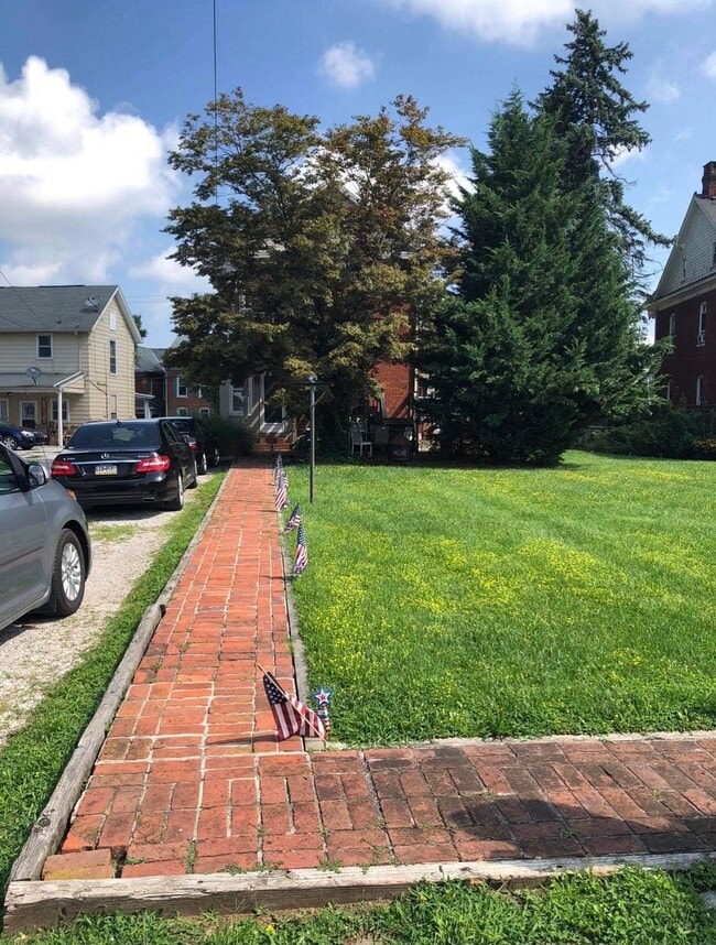2 off street parking spots - 511 York St