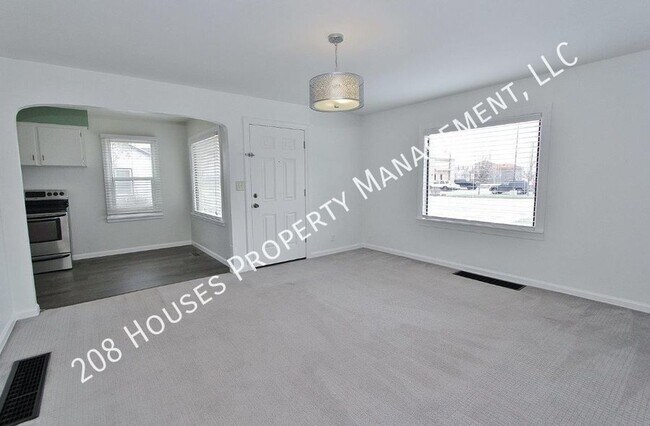 Building Photo - Charming Single-Level Home