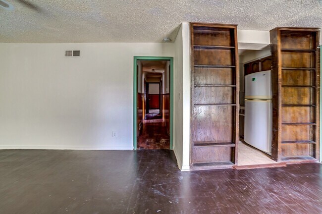Foto del edificio - 4824 N Xanthus Ave