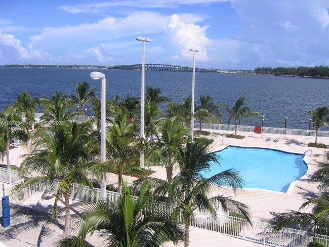 Building Photo - 2101 Brickell Ave
