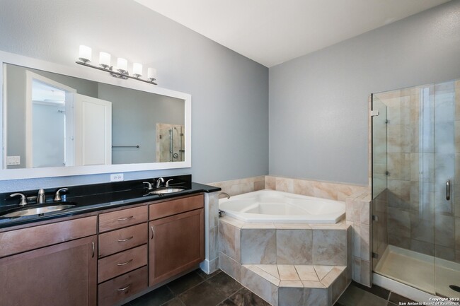 Foto del edificio - 7342 Oak Manor Dr