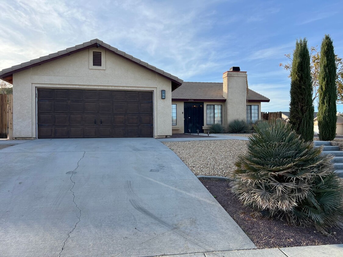 Primary Photo - Beautiful 3 Bedroom 2 Bathroom House in Co...