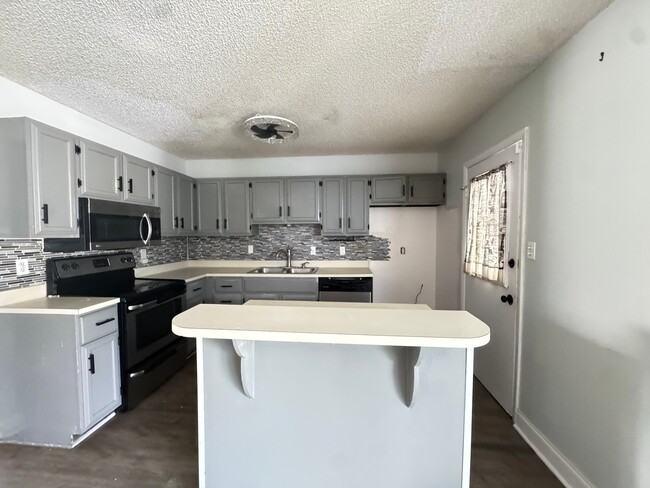 Building Photo - 1413 Manor Dr NE