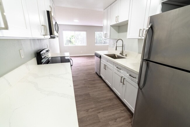 Interior Photo - 616 North Sweetzer Avenue