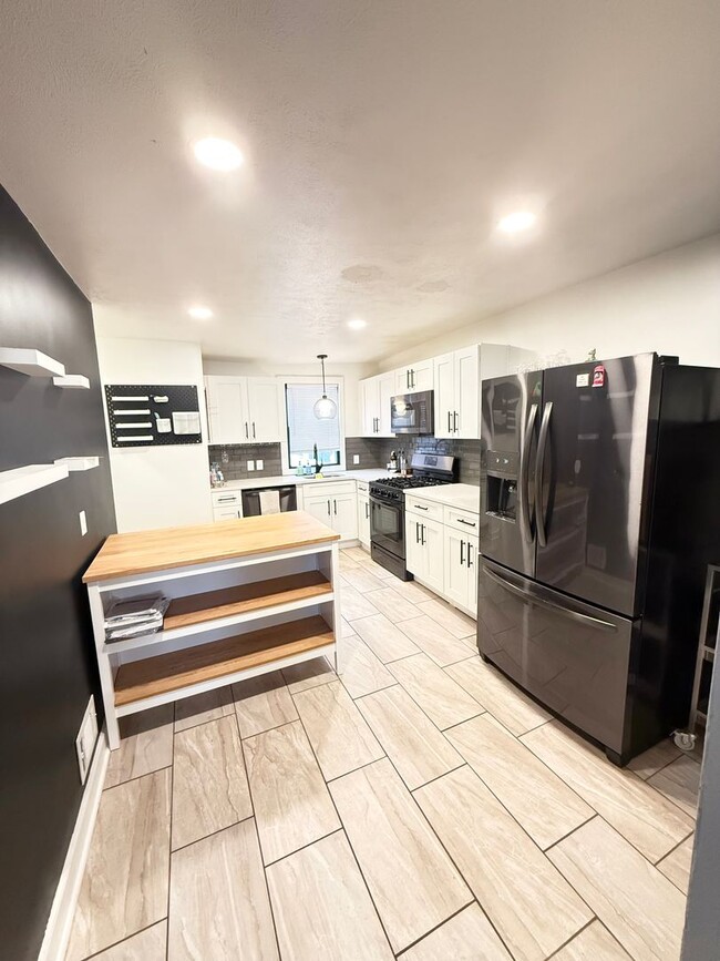 Building Photo - Newly Remodeled 3 Bed Ged 2 Bath Single-Fa...