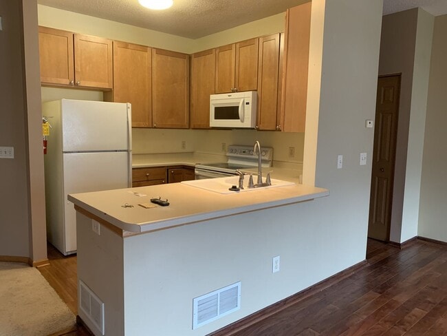 Foto del edificio - Beautiful 2 Bed/1.5 Bath townhome, with extra large open concept living space - Available Mar 1