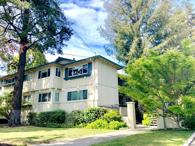 Building Photo - Noel Oaks Apartments