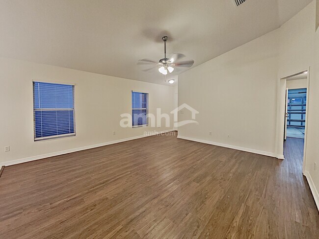 Foto del edificio - 8431 Deer Chase Dr