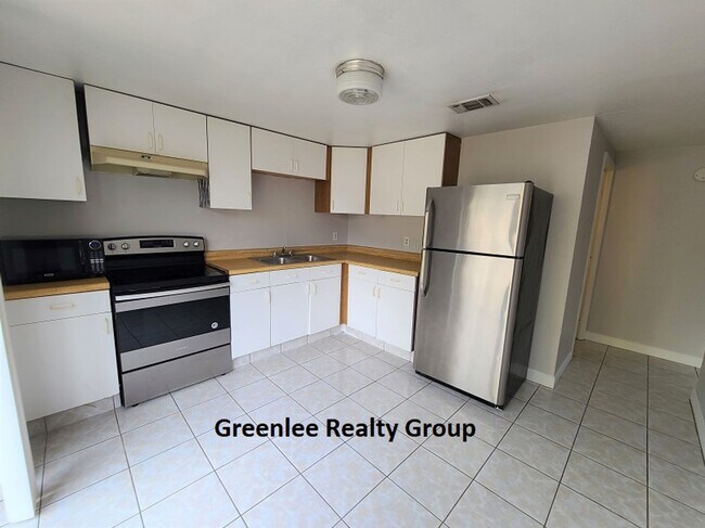 Building Photo - Move in Ready Duplex 1 bedroom 1 bath that...