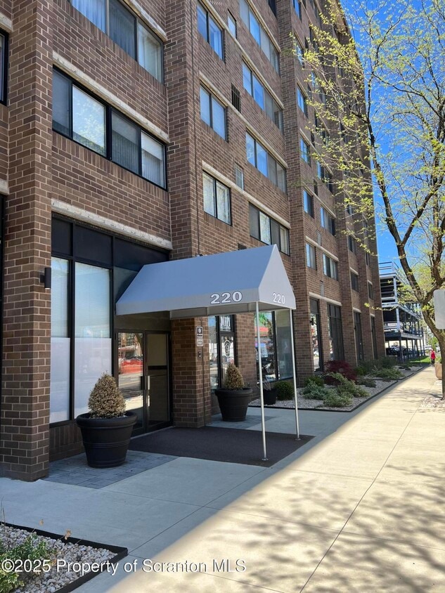 Primary Photo - 220 Linden St