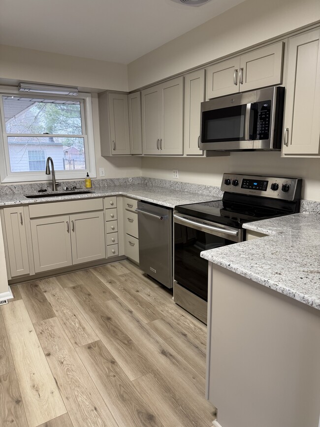 Building Photo - 410 Dunn St