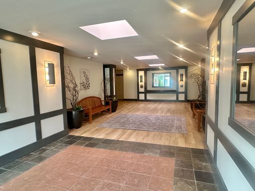 Foto del edificio - Beautiful 1 bed Condo + garage parking in ...