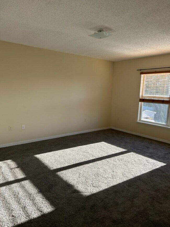 Building Photo - 4 Bedroom 2 1/2 bath home  NO PETS