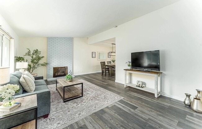 Foto del edificio - 7684 Surrey Ln