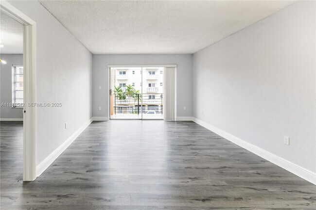 Foto del edificio - 365 NE 125th St