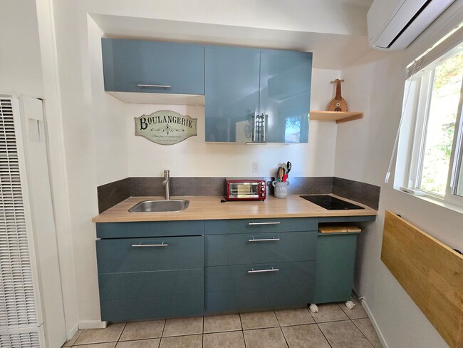 Building Photo - 5710 Vineland Ave