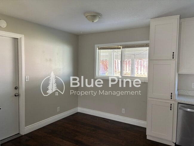 Building Photo - 740 Terrace Dr