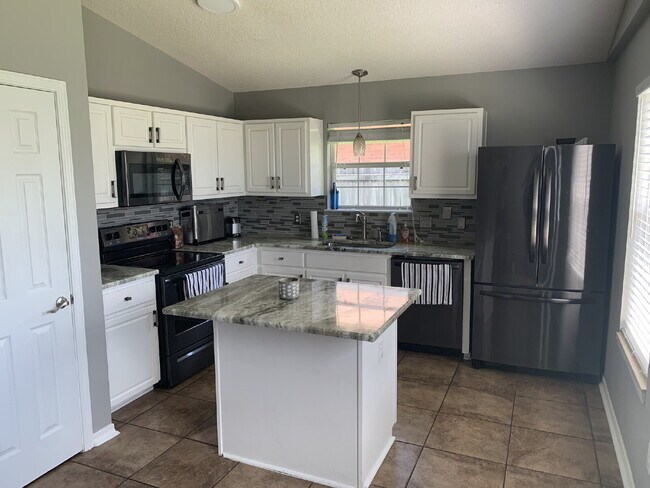Building Photo - Coming Available 10/7 – 3BR/2BA Patio Home...
