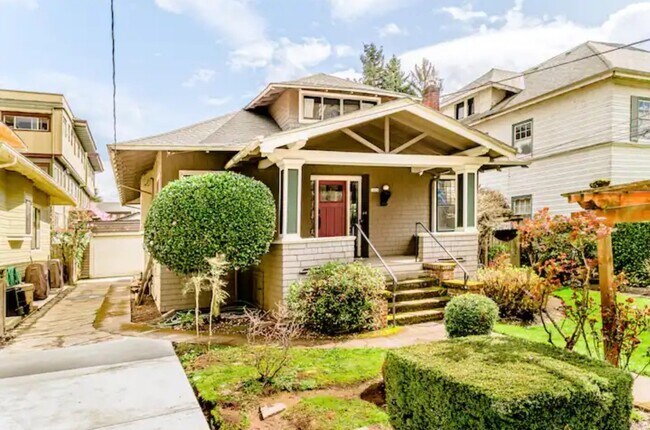 Building Photo - 1824 NE 10th Ave