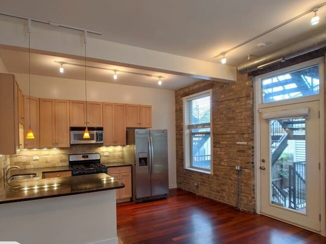 Building Photo - 1222 W Hubbard St