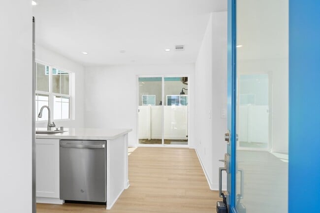 Building Photo - Modern Comfort & Style in Prime Ontario Location