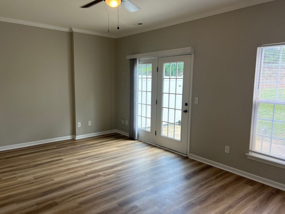Building Photo - 2 Bedroom Townhome