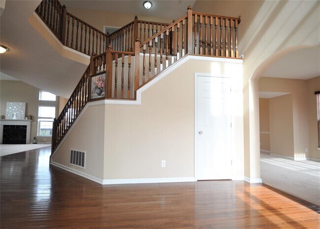 Building Photo - 2556 Diamond Lake Dr